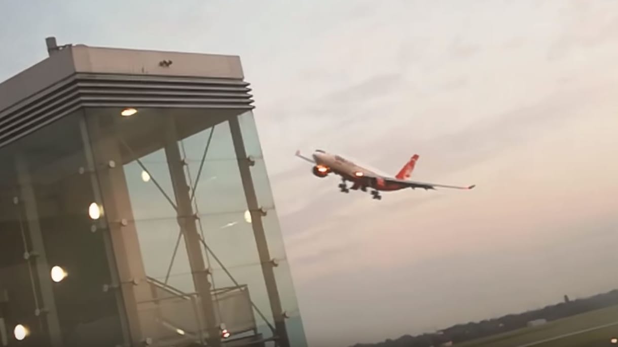 Schrecksekunde am Flughafen Düsseldorf: Der Pilot einer Air-Berlin-Maschine startet durch und steuert auf das Terminal zu.