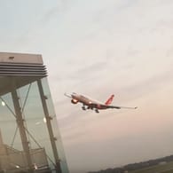 Schrecksekunde am Flughafen Düsseldorf: Der Pilot einer Air-Berlin-Maschine startet durch und steuert auf das Terminal zu.