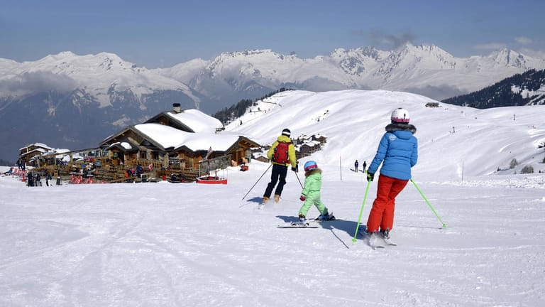 Familie beim Skifahren (Symbolfoto)