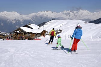 Familie beim Skifahren (Symbolfoto)