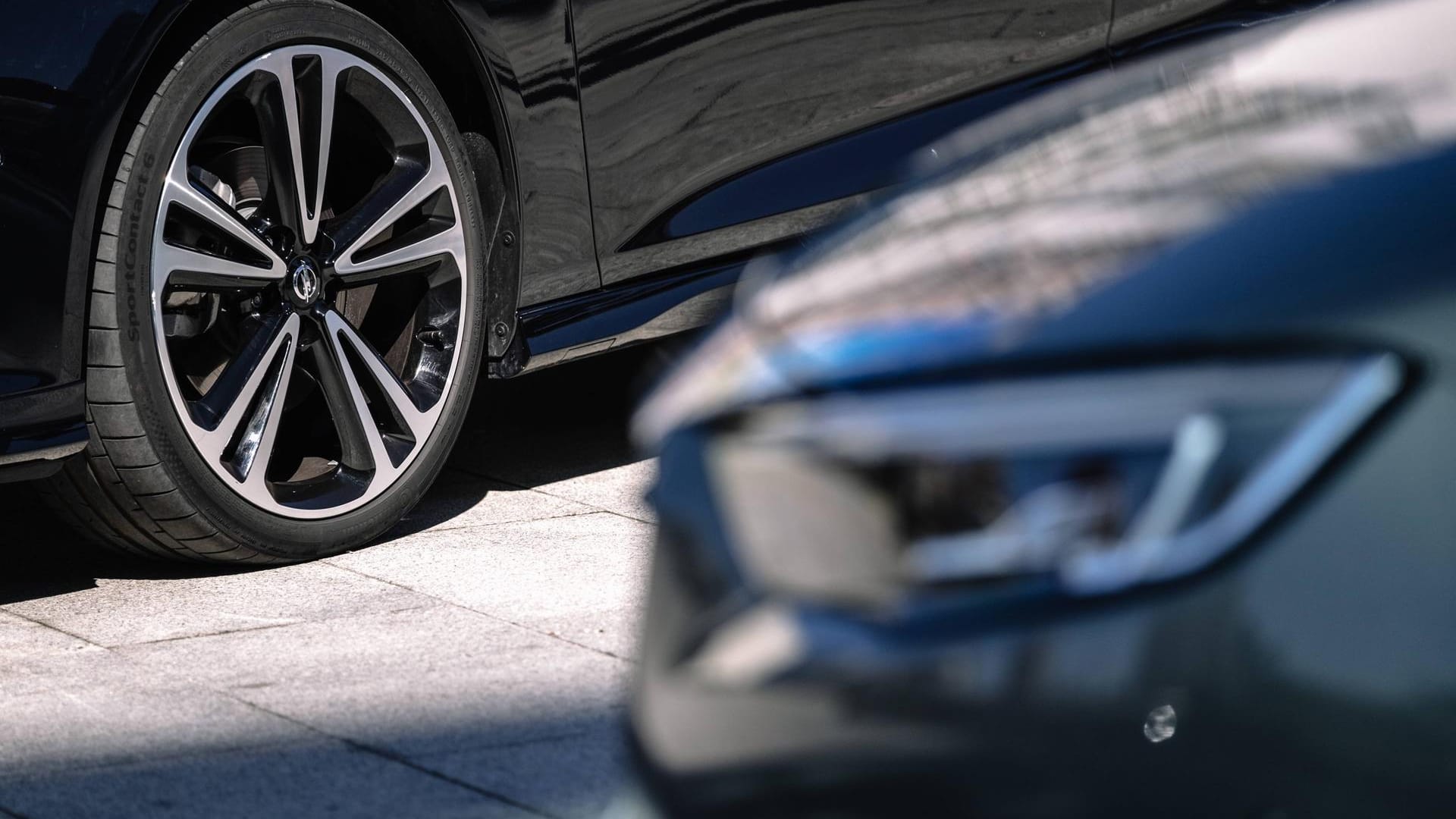 Der Grandland X und der Insignia Country Tourer stehen bei den Händlern zur Probefahrt bereit.