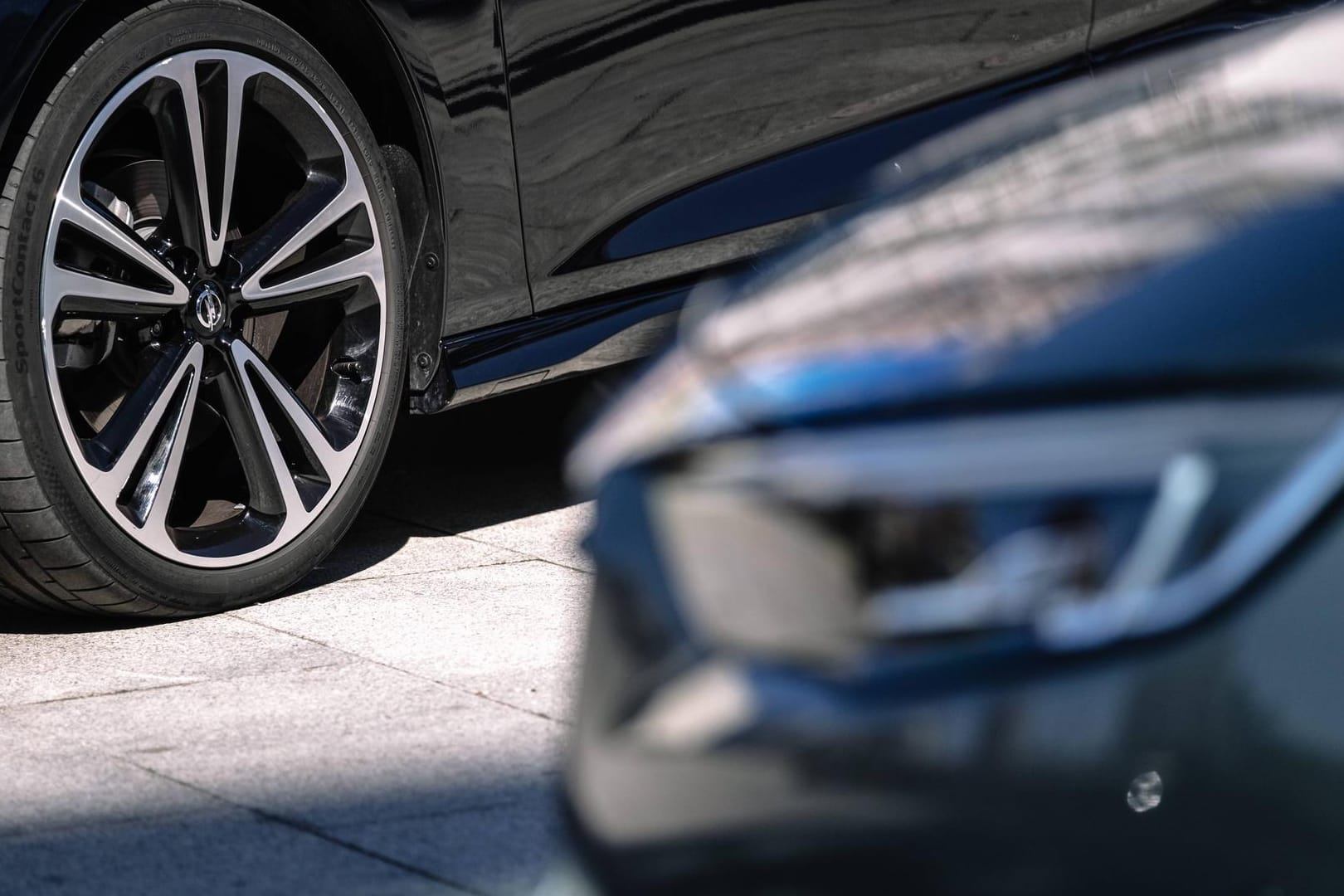 Der Grandland X und der Insignia Country Tourer stehen bei den Händlern zur Probefahrt bereit.