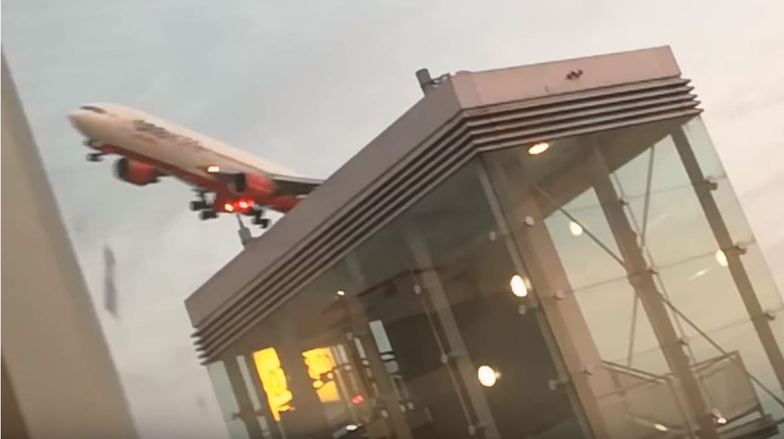 Schrecksekunde am Flughafen Düsseldorf: Der Pilot einer Air-Berlin-Maschine startet durch und steuert auf das Terminal zu.