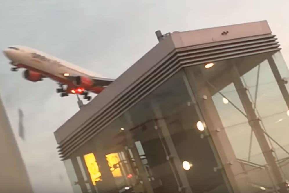 Schrecksekunde am Flughafen Düsseldorf: Der Pilot einer Air-Berlin-Maschine startet durch und steuert auf das Terminal zu.