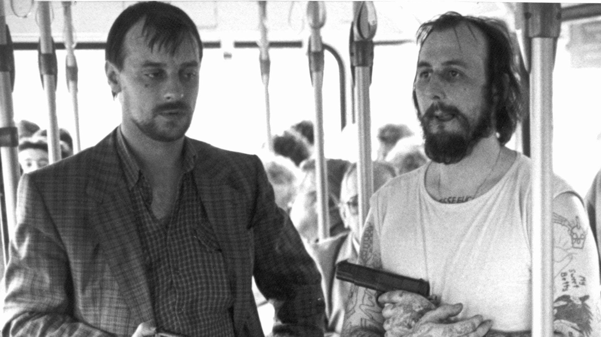 Die bewaffneten Geiselnehmer Dieter Degowski (l) und Hans-Jürgen Rösner stehen in einem gekaperten Linienbus. Die Geiselnehmer hatten am 16.08.1988 in Gladbeck-Rentfort eine Bank überfallen und zwei Geiseln genommen.