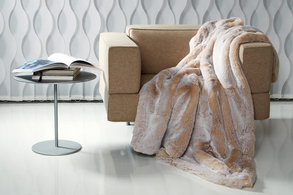 Kuscheltier-Berge im Wohnzimmer: Wie Möbeldesigner Fell einsetzen
