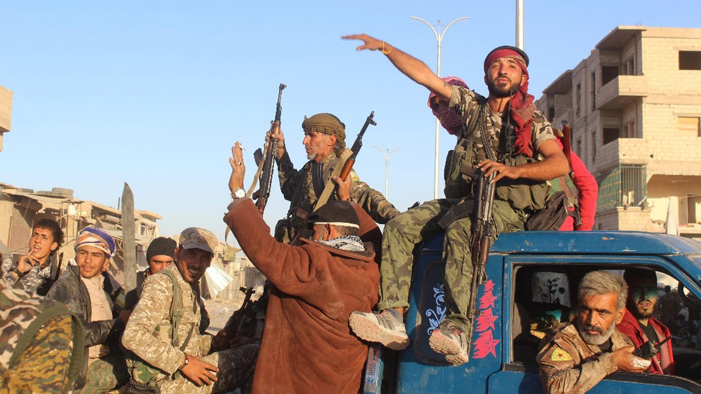 SDF-Kämpfer in der ehemaligen IS-Hochburg Rakka (Syrien).