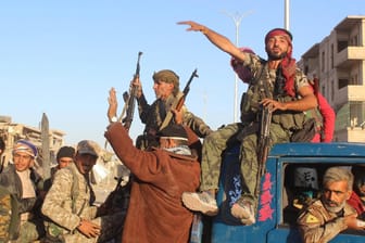SDF-Kämpfer in der ehemaligen IS-Hochburg Rakka (Syrien).