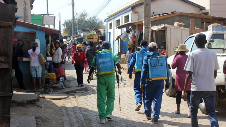 Städtische Angestellte in Antananarivo desinfizieren öffentliche Wege und Privathäuser.