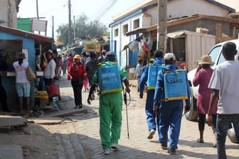 Städtische Angestellte in Antananarivo desinfizieren öffentliche Wege und Privathäuser.