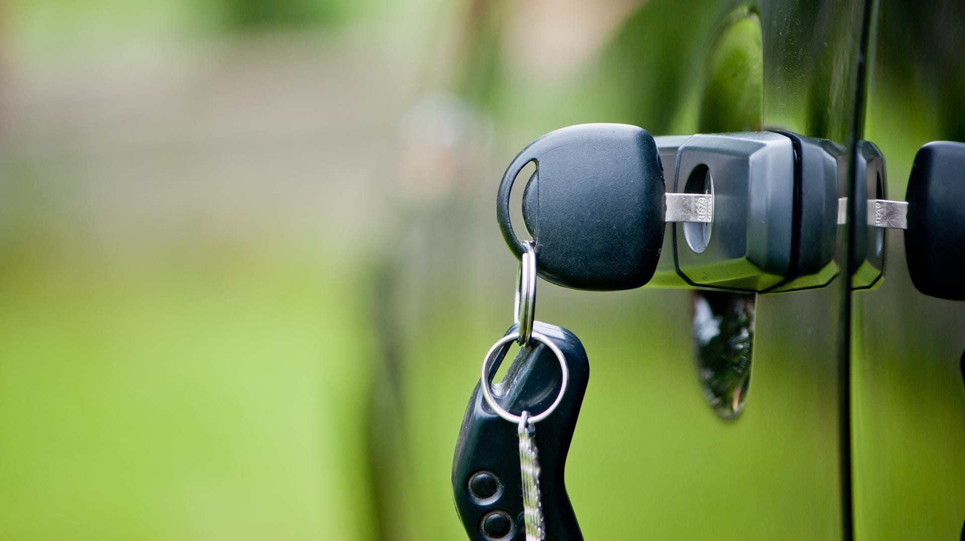 Autobesitzer sollten bei der Autoversicherung nicht allein nach der Beitragshöhe entscheiden, sondern auch auf einen guten Versicherungsschutz achten.