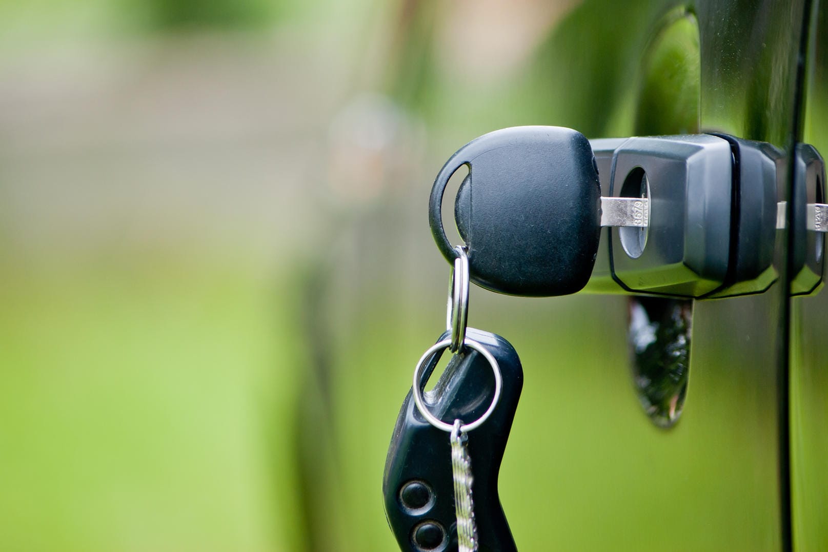 Autobesitzer sollten bei der Autoversicherung nicht allein nach der Beitragshöhe entscheiden, sondern auch auf einen guten Versicherungsschutz achten.