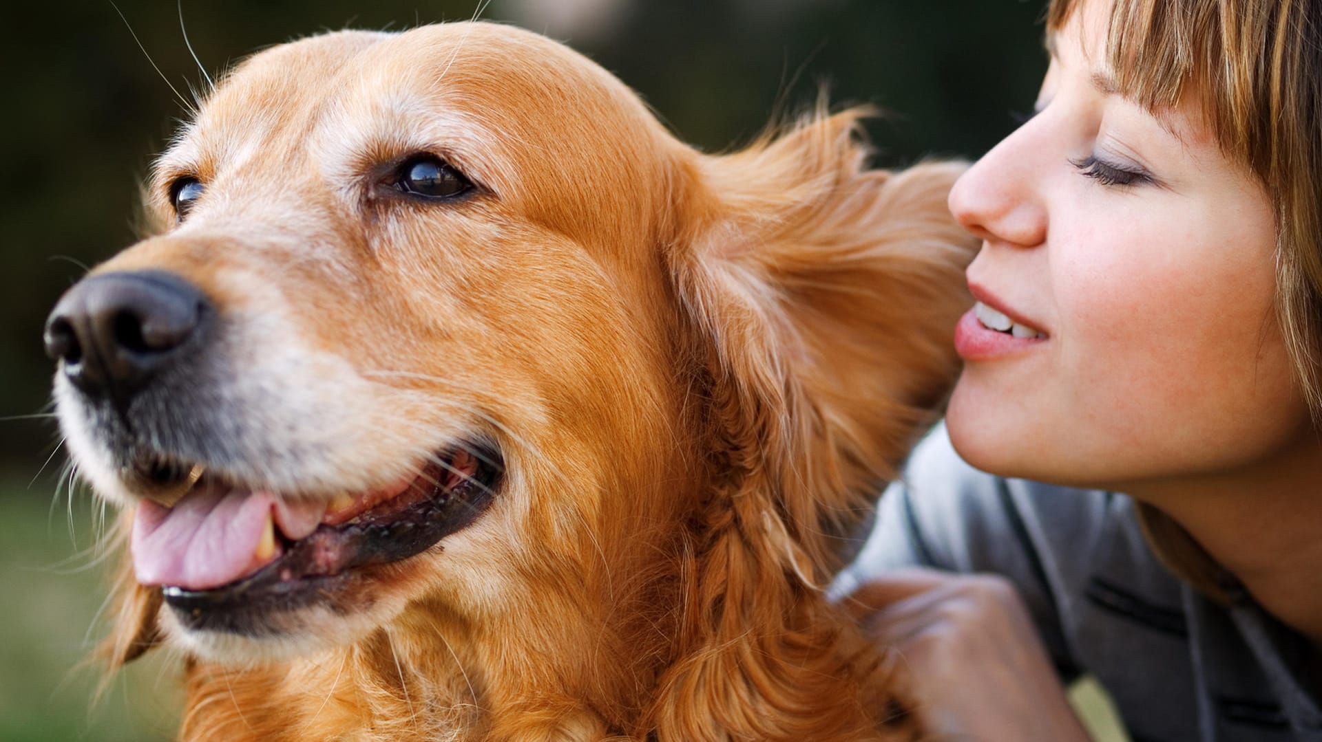 Hund und Frauchen: Der Ton macht die Musik – das gilt auch beim Reden mit Hunden.