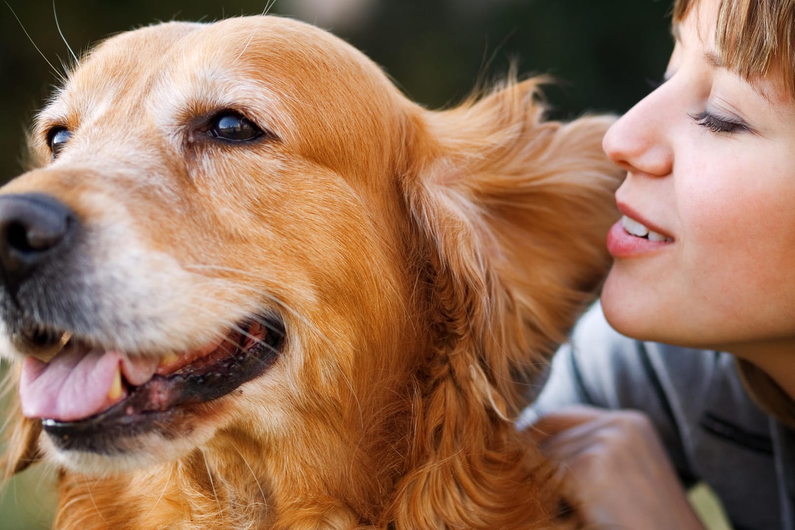 Hund und Frauchen: Der Ton macht die Musik – das gilt auch beim Reden mit Hunden.