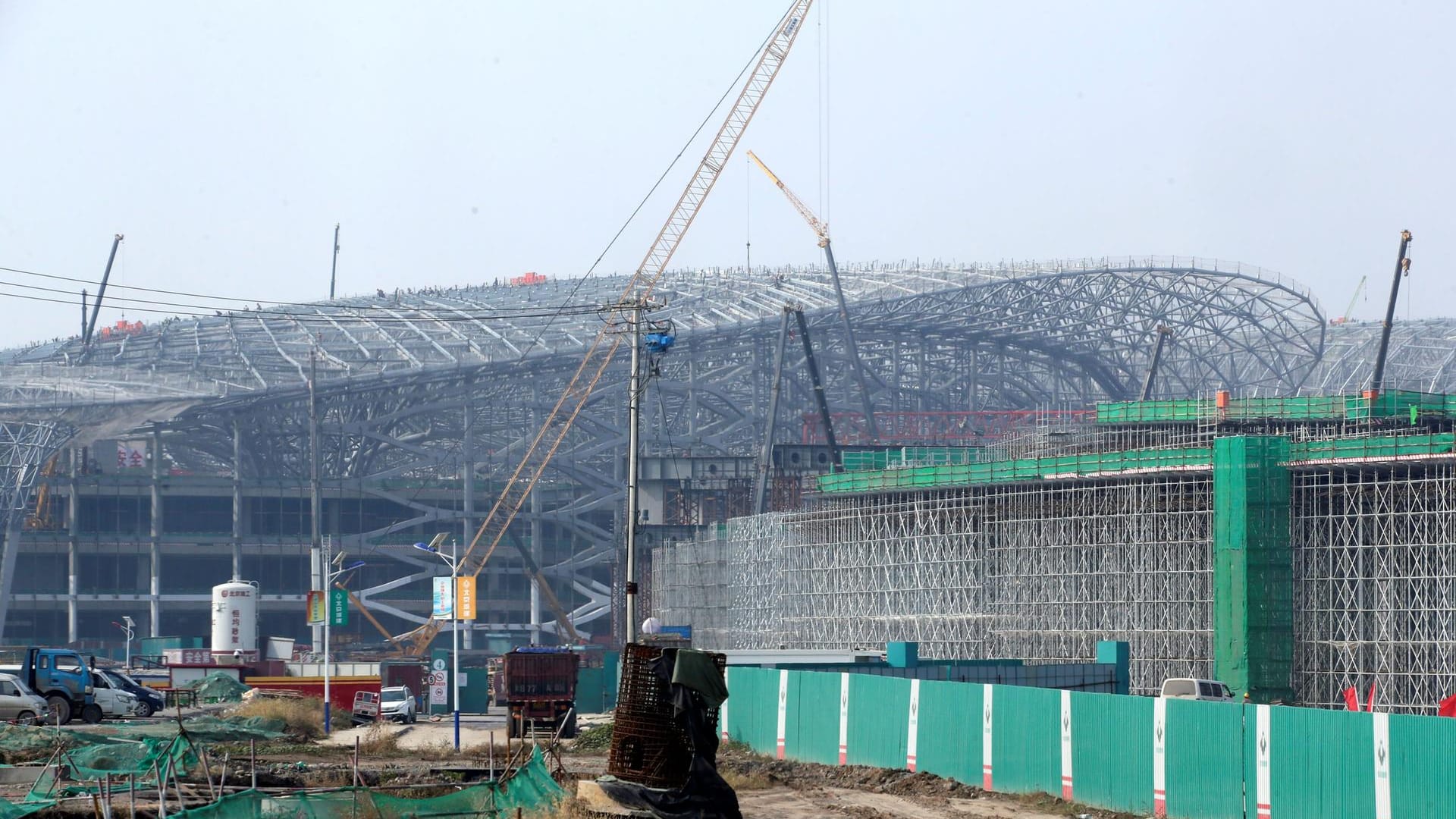 Von weitem erinnert die Form der Konstruktion des neuen Airports an ein riesiges Stadion.