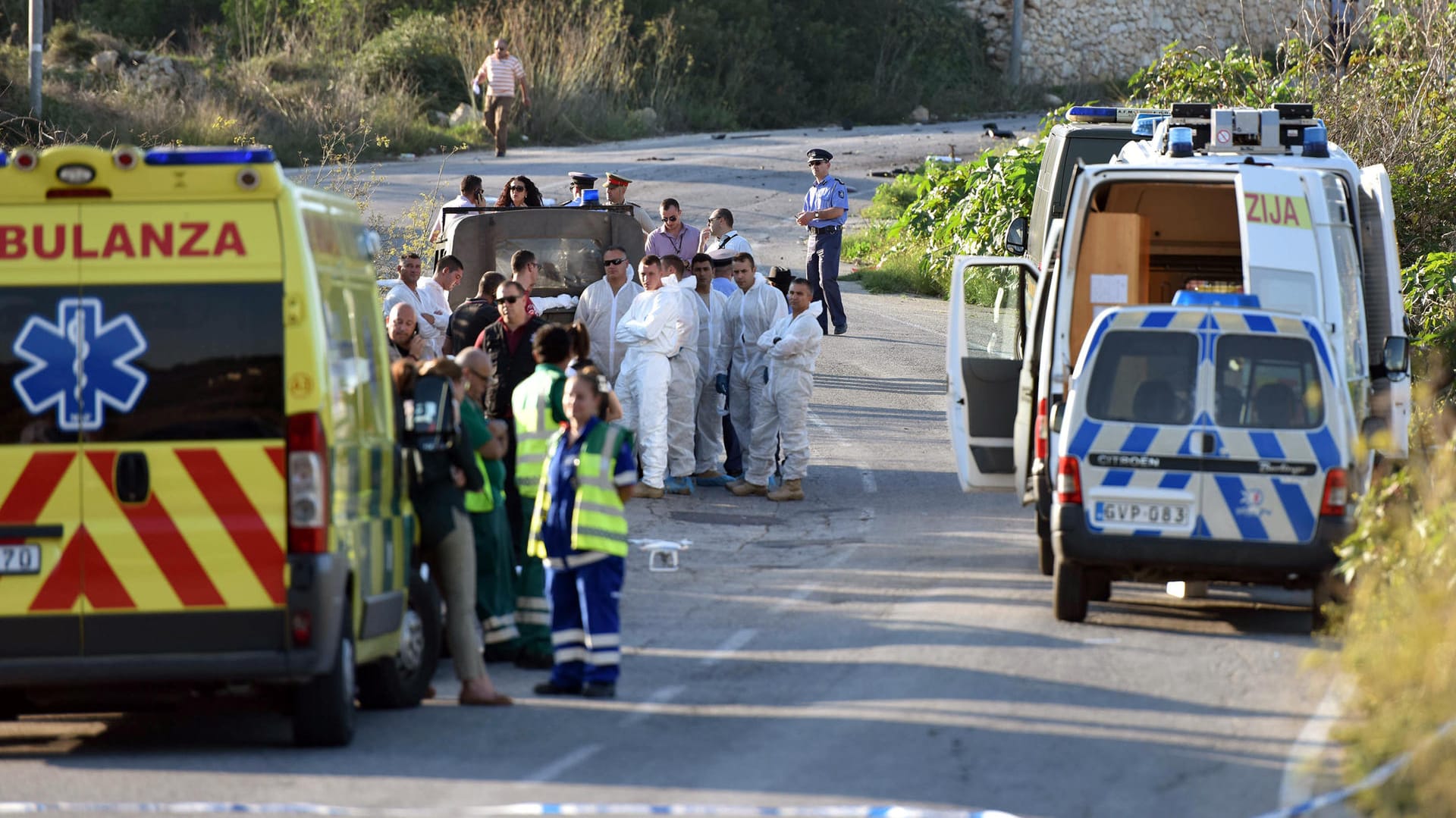 Rettungs- und Polizeifahrzeuge stehen in Mosta (Malta) auf einer Straße, an der das Auto der populären Bloggerin Daphne Caruana Galizia explodierte und diese tötete.