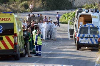 Rettungs- und Polizeifahrzeuge stehen in Mosta (Malta) auf einer Straße, an der das Auto der populären Bloggerin Daphne Caruana Galizia explodierte und diese tötete.