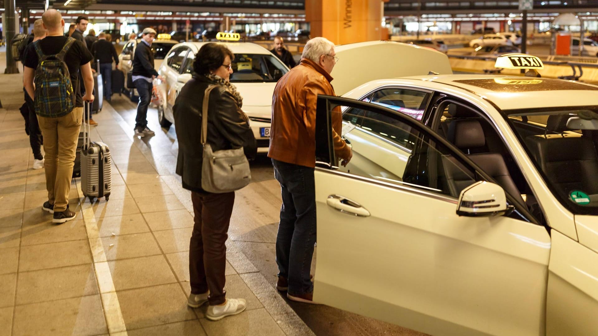 Manchmal hilft ein Taxi als Fortbewegungsmittel, wie hier am Flughafen Berlin Tegel, auch bei Zugausfall weiter.