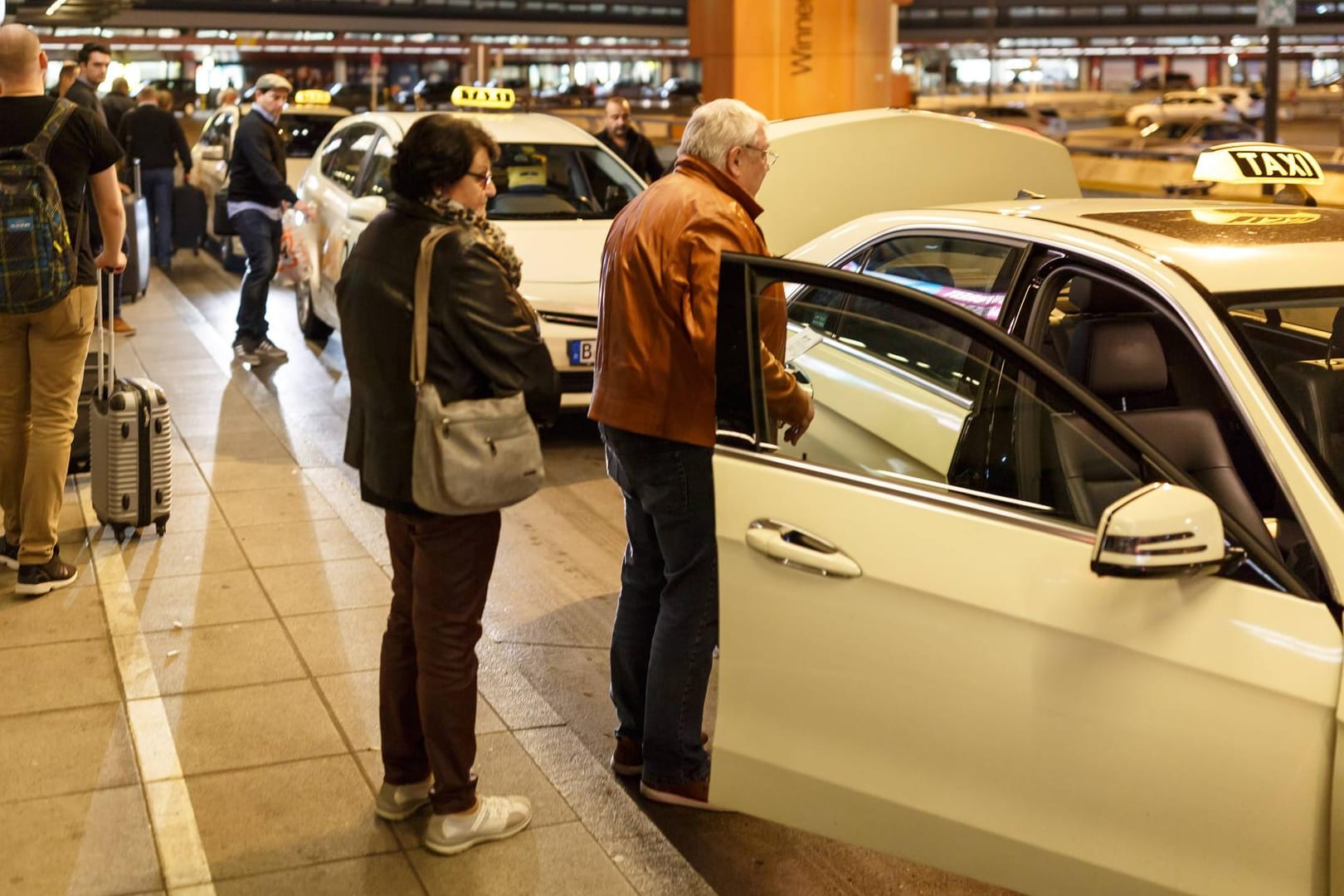 Manchmal hilft ein Taxi als Fortbewegungsmittel, wie hier am Flughafen Berlin Tegel, auch bei Zugausfall weiter.