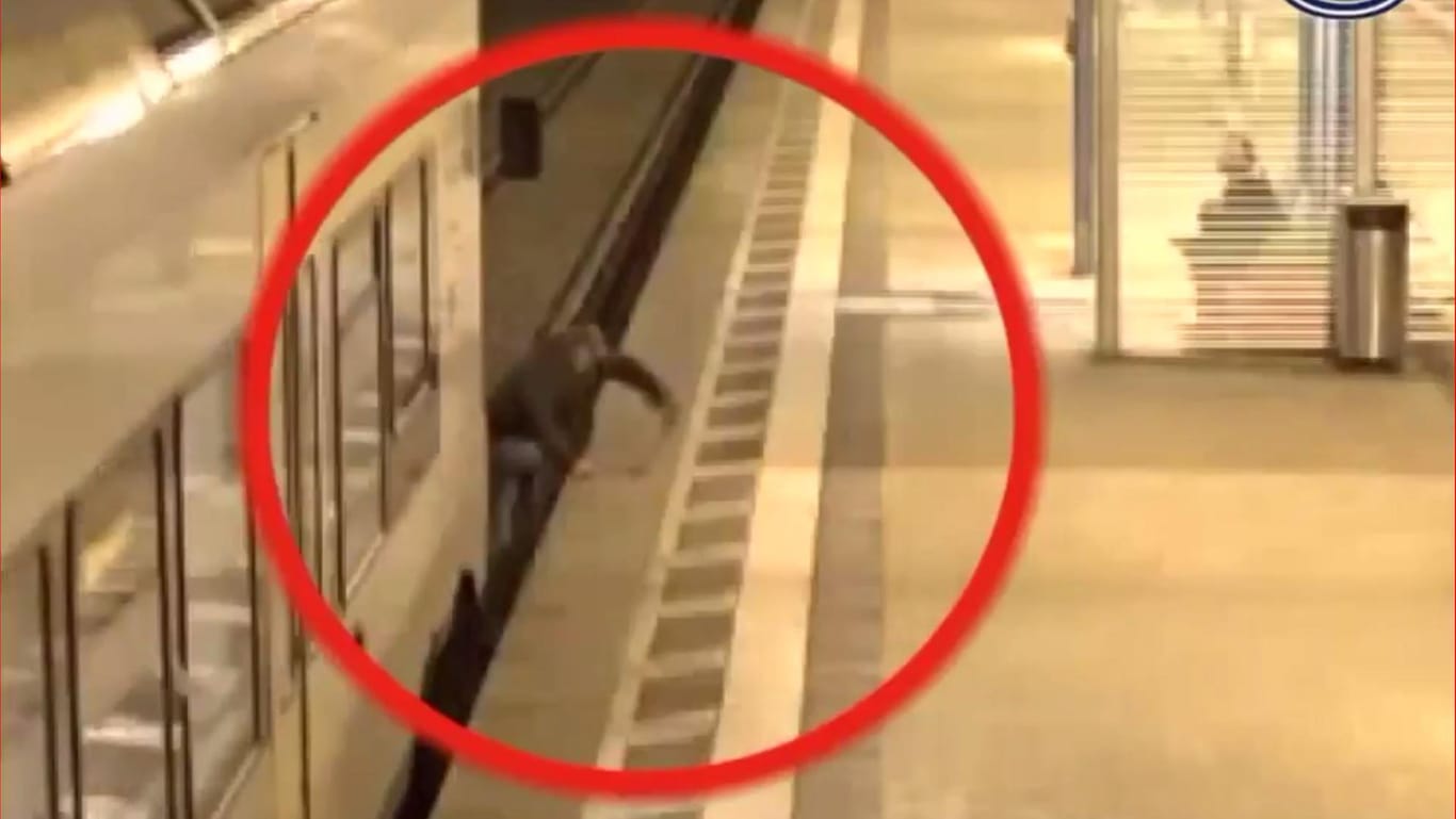 Ein Mann wird beim Überqueren des Bahnsteigs von einem Zug erfasst.
