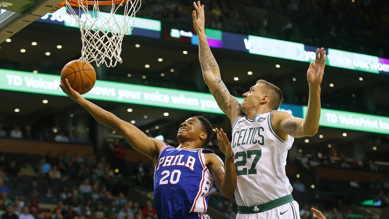 Celtics-Neuzugang Theis (r.) im Celtics-Vorbereitungsspiel gegen die Philadelphia 76ers.