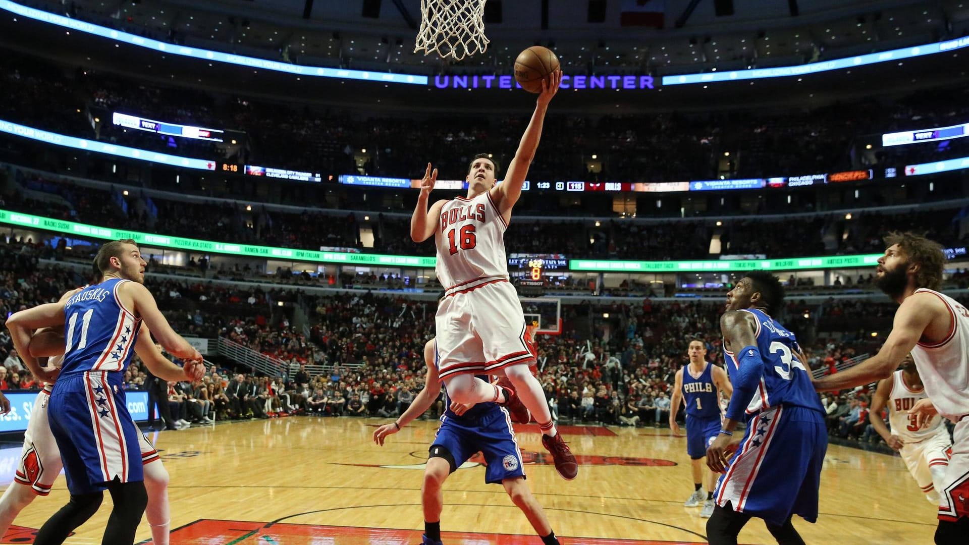 Paul Zipser (m.) beim Korbleger für die Chicago Bulls.