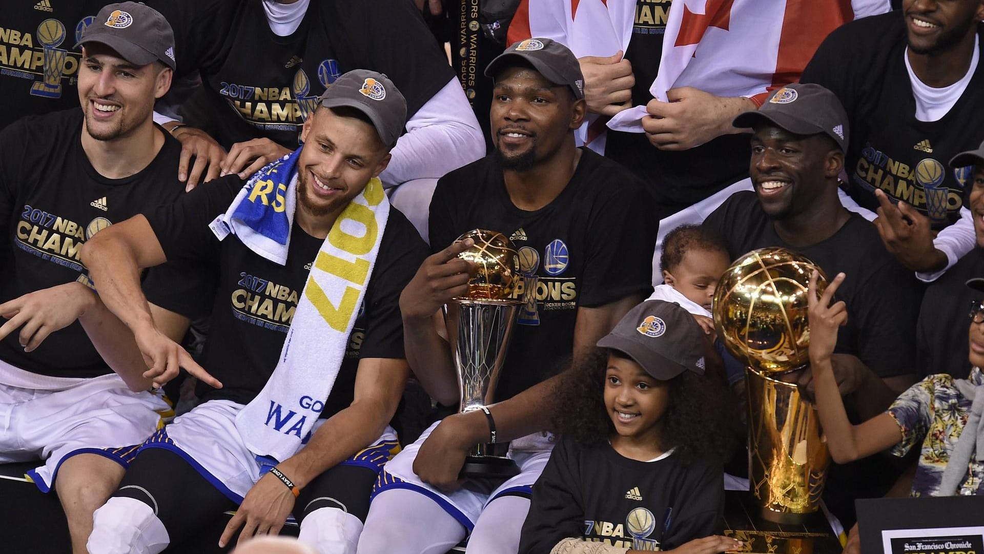 Nächster Triumph? Die Warriors-Stars Thompson, Curry, Durant und Green (v. li.) mit der Meistertrophäe im Juni.