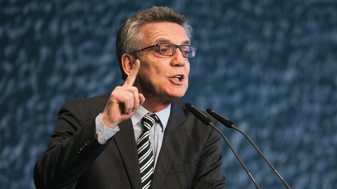 Bundesinnenminister Thomas de Maiziere (CDU) versucht die Debatte um einen muslimischen Feiertag in Deutschland wieder einzufangen.