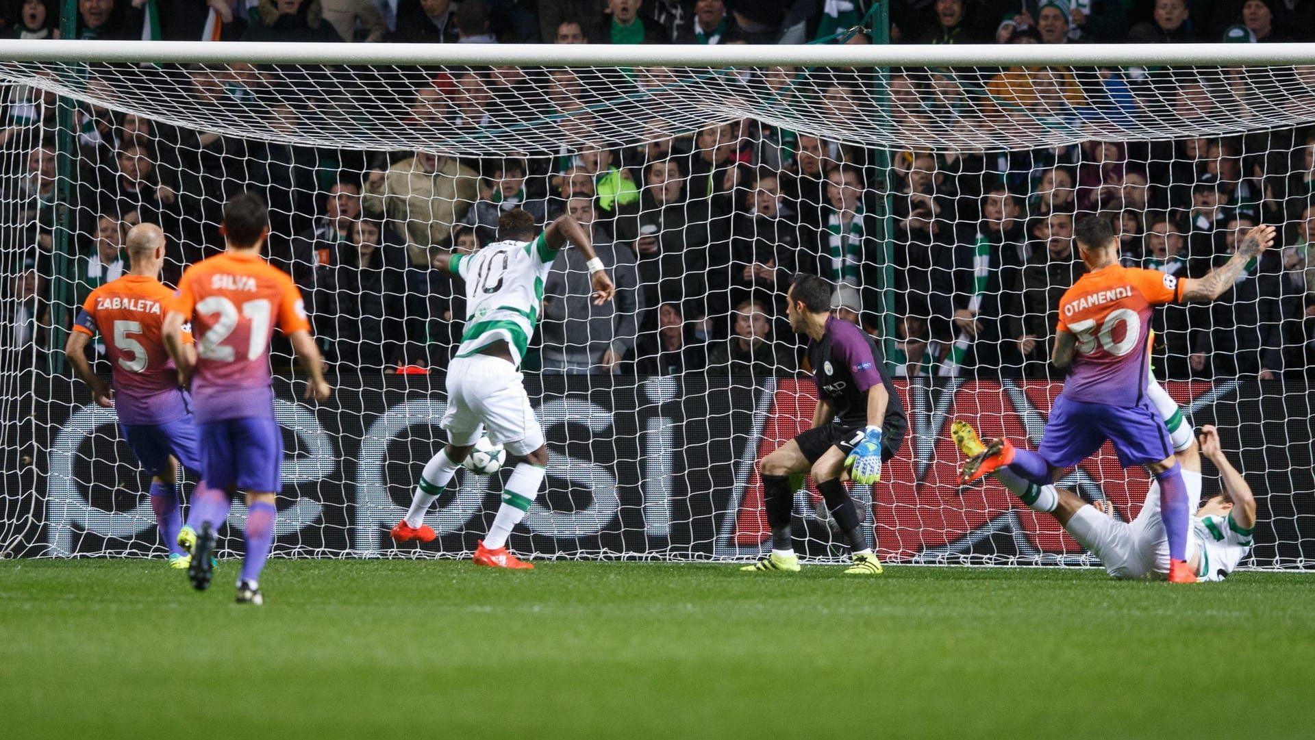 28.09.2016: Moussa Dembélé (mittig, Nummer 10) erwischt City-Torwart Claudio Bravo auf dem falschen Fuß.
