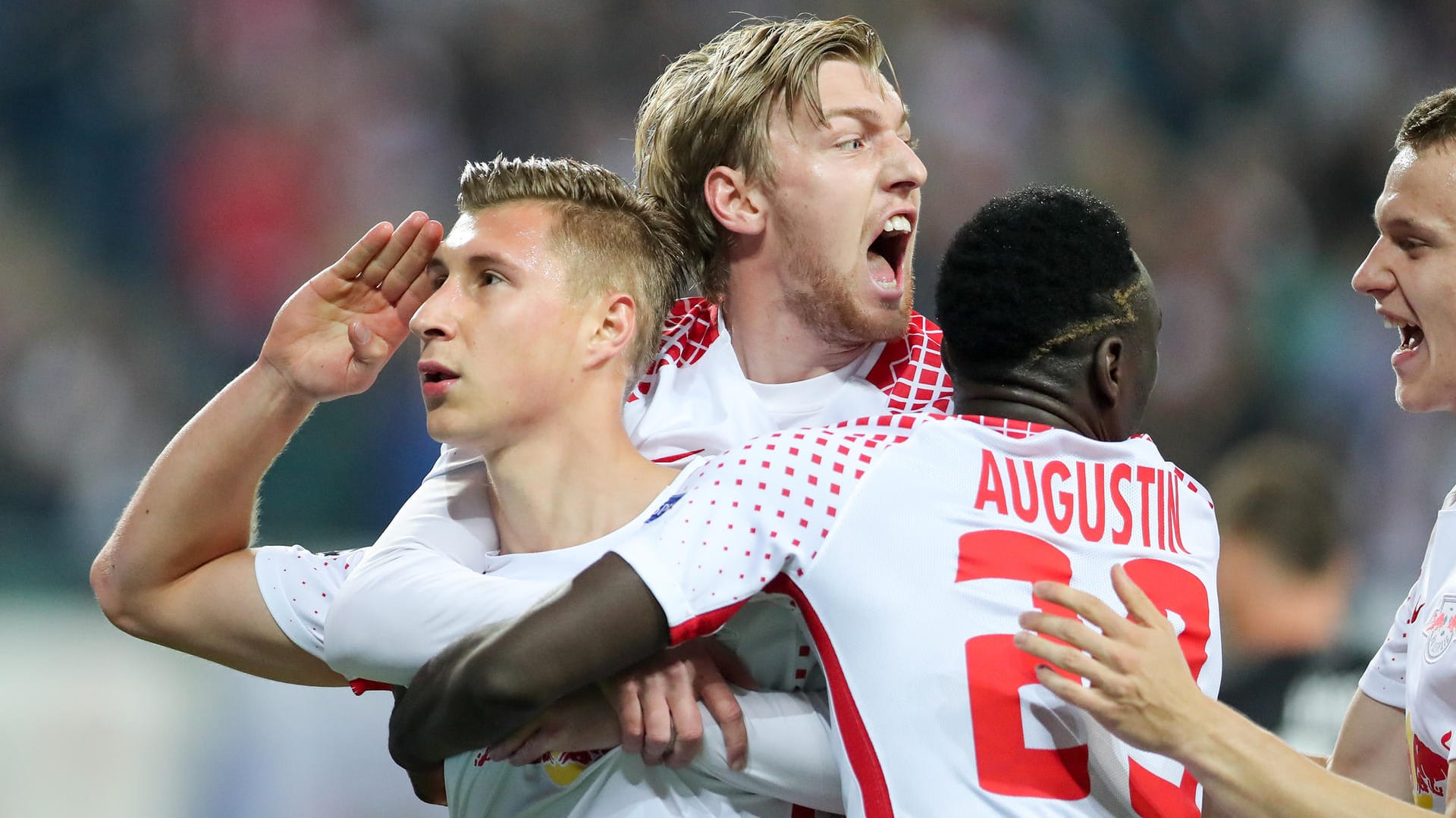 Willi Orban (links) brachte RB Leipzig mit seinem Führungstreffer auf die Siegerstraße.