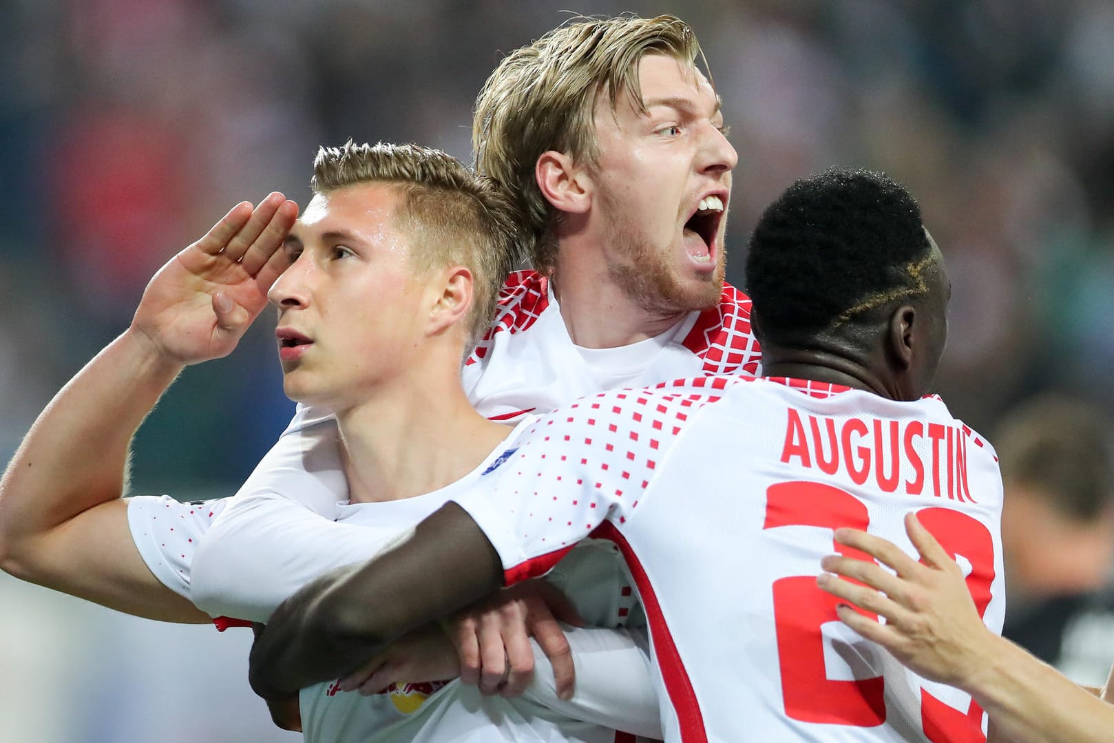 Willi Orban (links) brachte RB Leipzig mit seinem Führungstreffer auf die Siegerstraße.