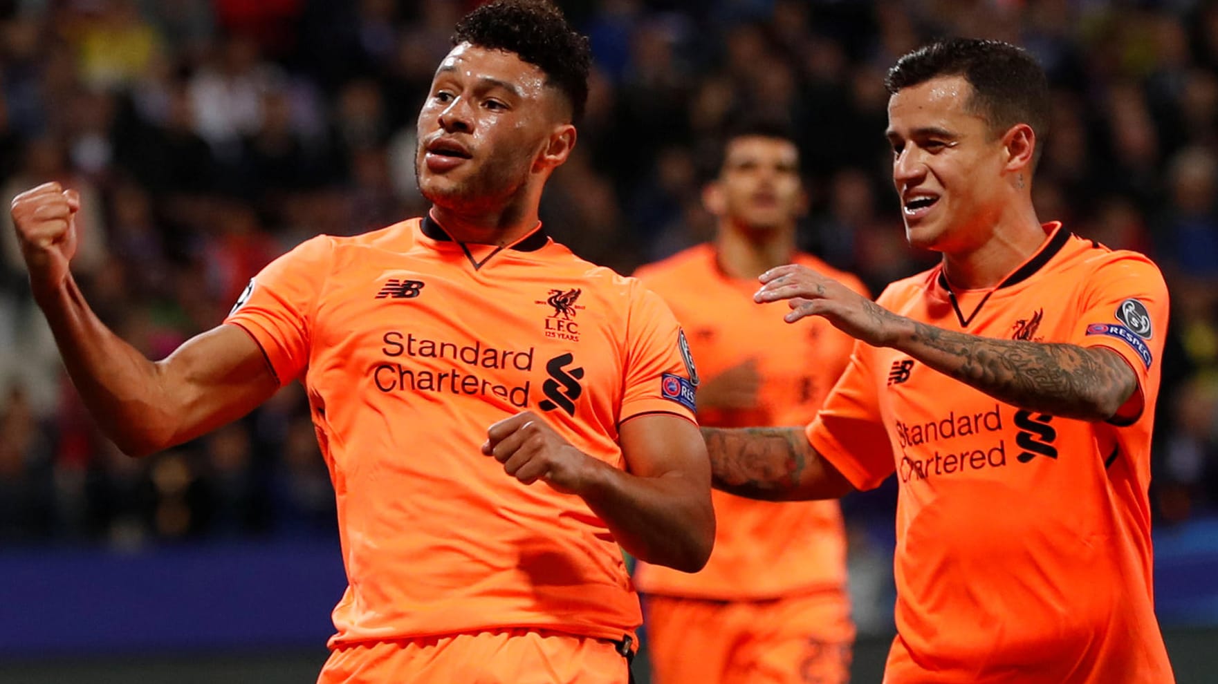 Alex Oxlade-Chamberlain (li.) und Coutinho feiern.