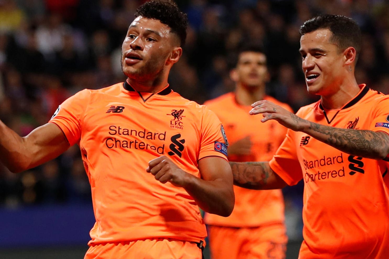 Alex Oxlade-Chamberlain (li.) und Coutinho feiern.
