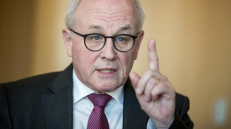 CDU-Fraktionschef Volker Kauder ermahnt vor den Sondierungen FDP-Chef Christian Lindner.