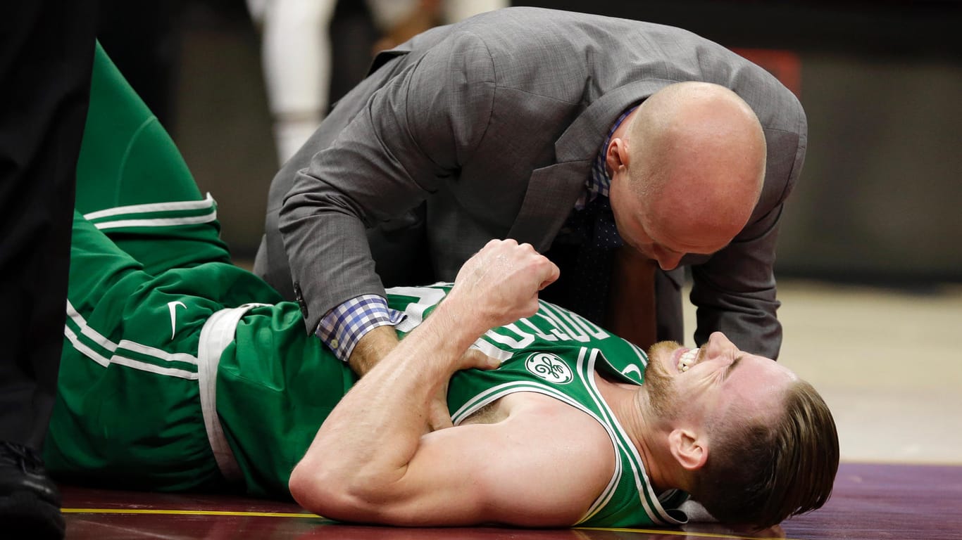 Ein Celtics-Betreuer kümmert sich um den verletzten Gordon Hayward.