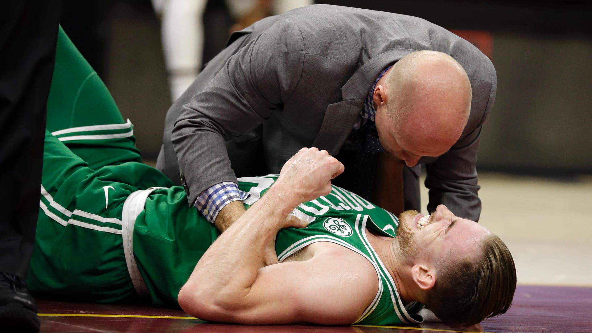 Ein Celtics-Betreuer kümmert sich um den verletzten Gordon Hayward.