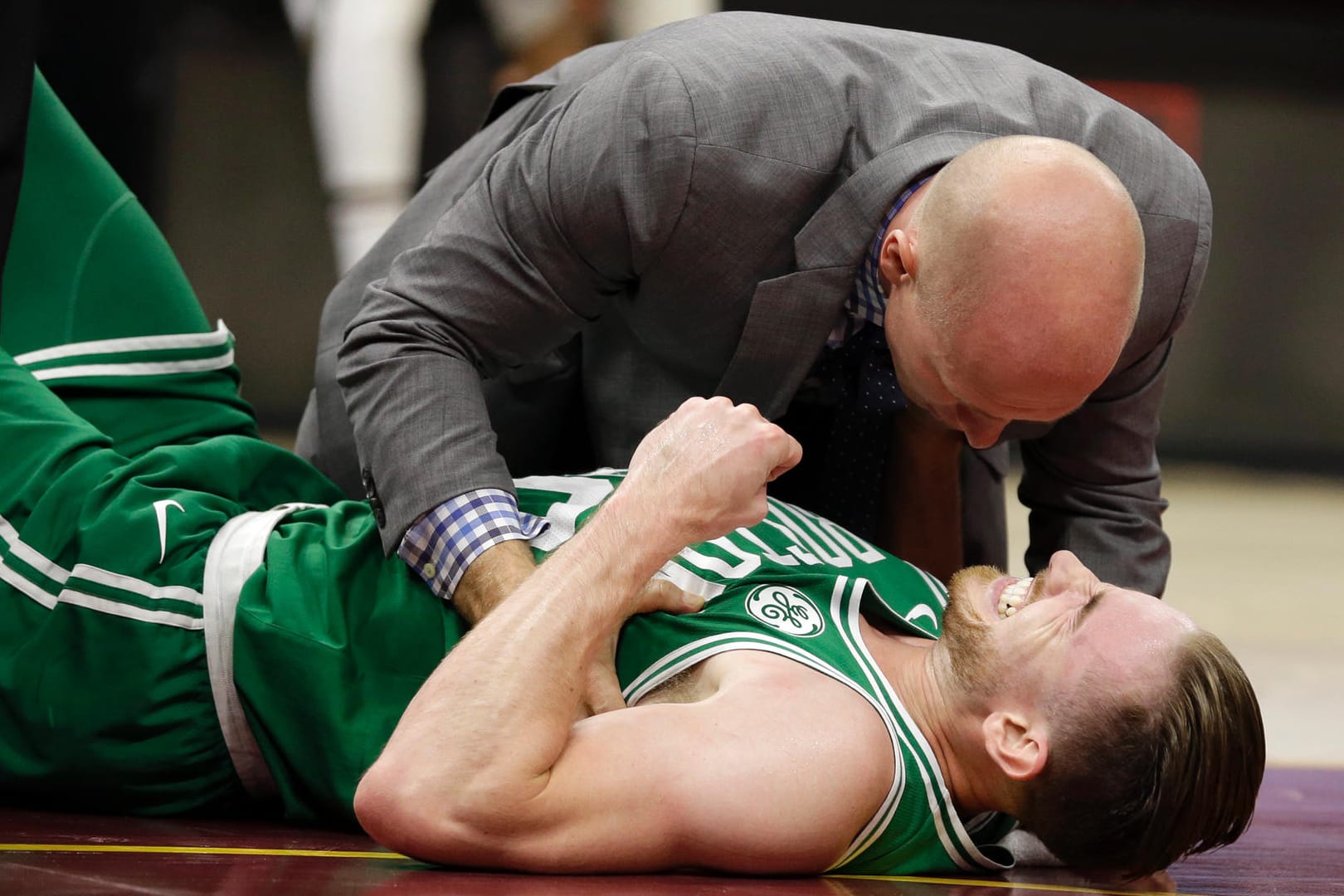 Ein Celtics-Betreuer kümmert sich um den verletzten Gordon Hayward.