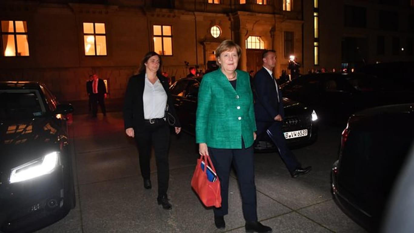 Bundeskanzlerin Angela Merkel verlässt nach den Gesprächen zwischen der Union und den Grünen das Haus der Parlamentarischen Gesellschaft in Berlin.