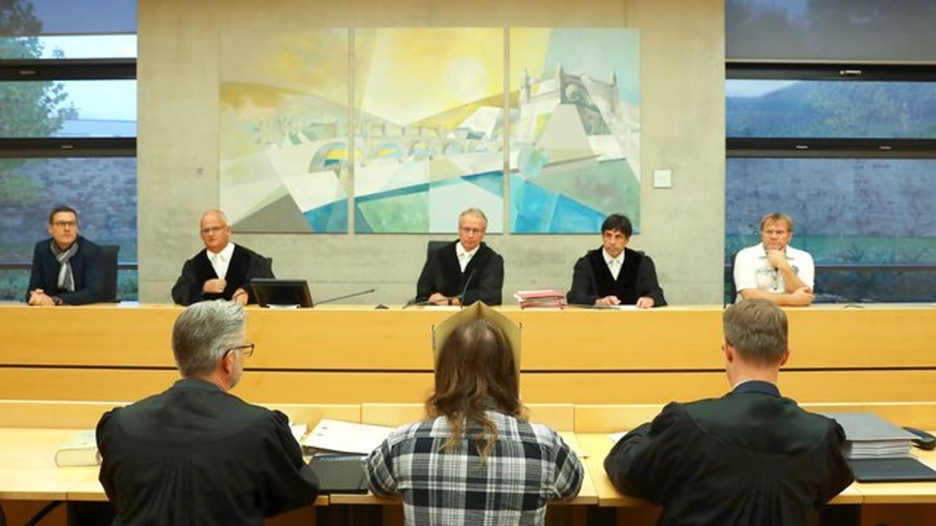 Der Angeklagte muss sich wegen fahrlässiger Tötung in sechs Fällen vor dem Landgericht Würzburg verantworten.