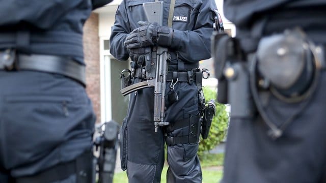 Polizisten vor der Wohnung eines Mitgliedes der Hells Angels in Erkrath. Polizisten vor der Wohnung eines Mitgliedes der Hells Angels in Erkrath.