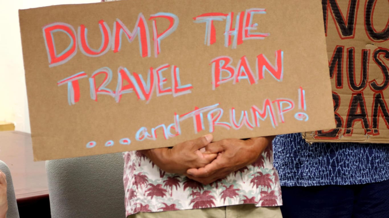Wenige Stunden vor dem Inkrafttreten ist das neue Einreiseverbot von Donald Trump gerichtlich blockiert worden.