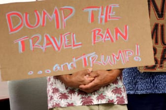 Wenige Stunden vor dem Inkrafttreten ist das neue Einreiseverbot von Donald Trump gerichtlich blockiert worden.