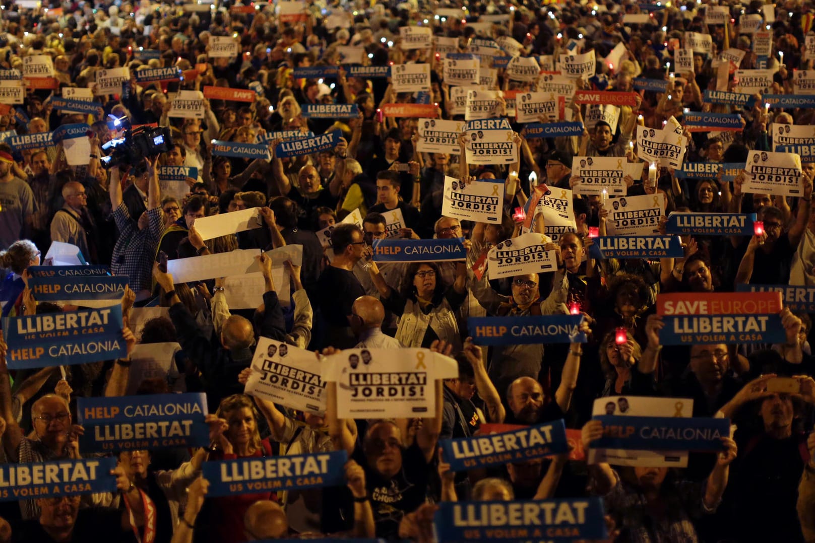 Demonstranten halten in Barcelona (Spanien) Plakate mit der Aufschrift «Llibertat» (Freiheit) hoch, um gegen die Verhaftung katalanischer Aktivisten zu protestieren.