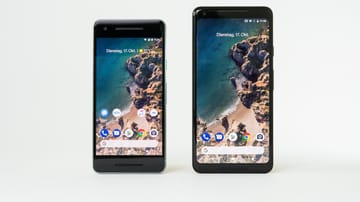 Im Doppel-Test: Die neuen Google-Smartphones Pixel 2 (links) und das größere 2 XL (rechts).
