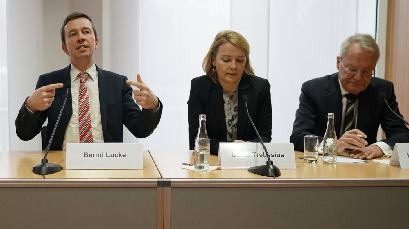 Die ehemaligen AfD-Politiker Bernd Lucke, Ulrike Trebesius und Hans-Olaf Henkel gründeten 2015 die euroskeptische Partei Alfa.