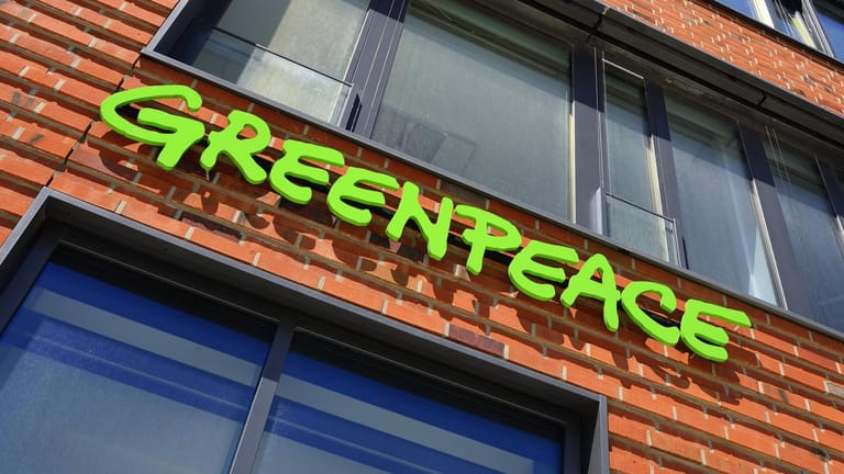 Greenpeace nahm gemeinsam mit Experten der US-Firma iFixit 40 Geräte von 17 Technologieunternehmen unter die Lupe.