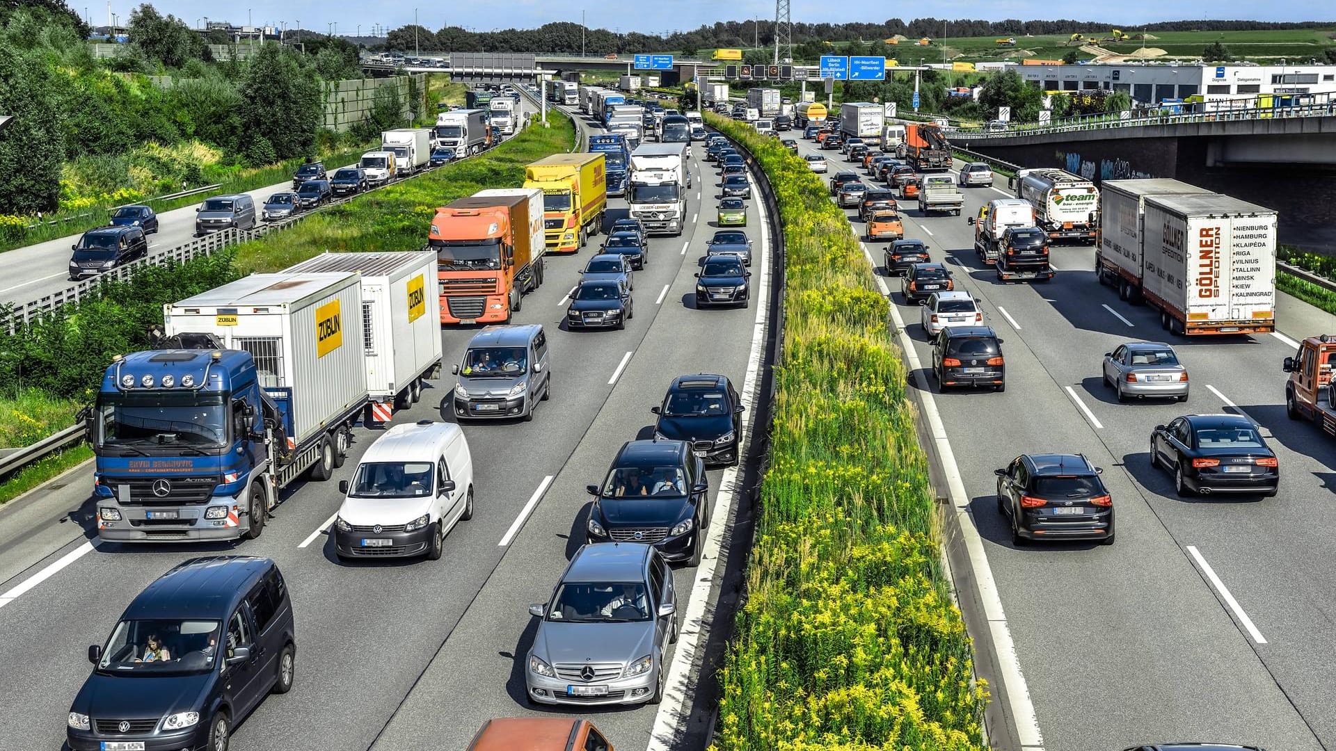 Stau auf der Autobahn A1 in Hamburg, Deutschland. Der Beginn der Herbstferien in Berlin, Brandenburg, Mecklenburg-Vorpommern und Nordrhein-Westfalen lässt die Straßen in weiten Teilen Deutschlands füllen.