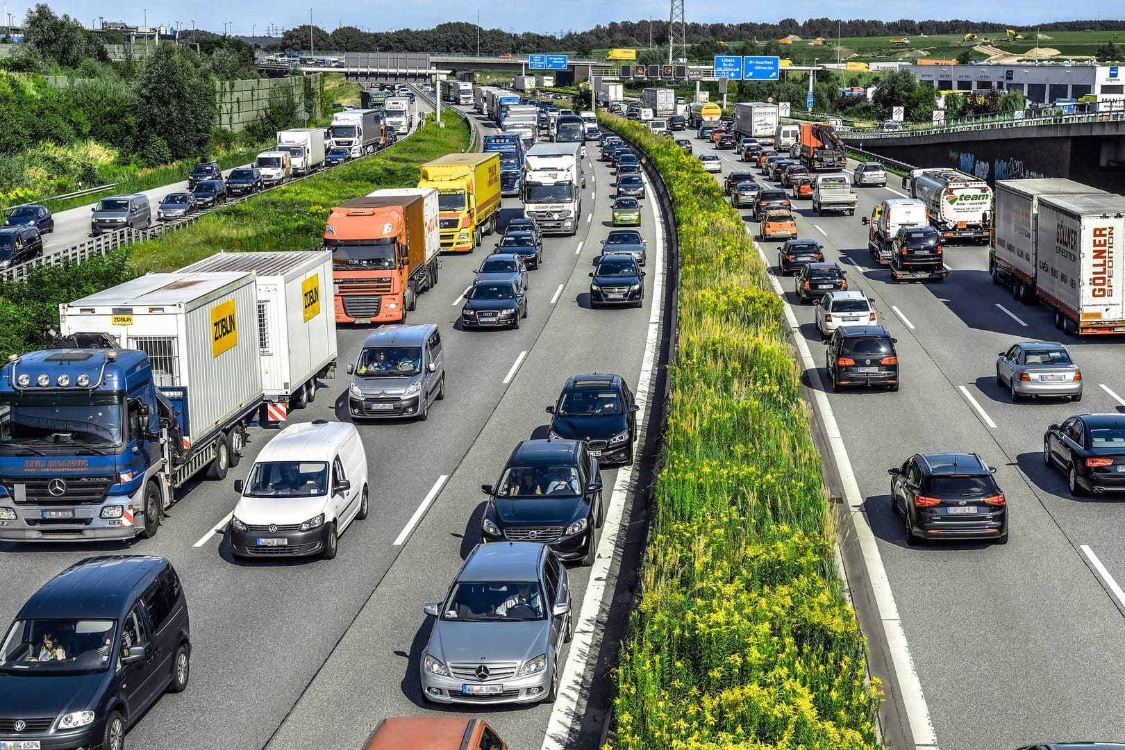 Stau auf der Autobahn A1 in Hamburg, Deutschland. Der Beginn der Herbstferien in Berlin, Brandenburg, Mecklenburg-Vorpommern und Nordrhein-Westfalen lässt die Straßen in weiten Teilen Deutschlands füllen.