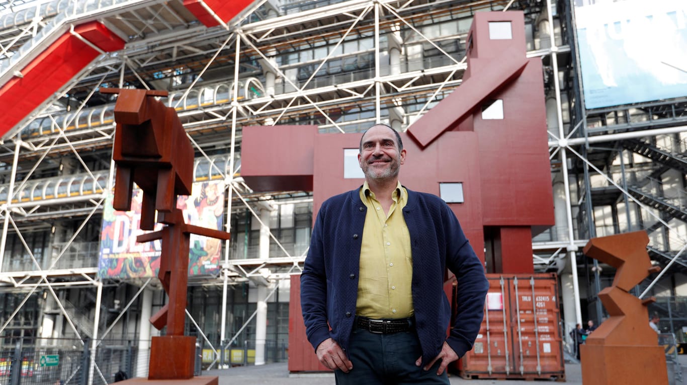 Der niederländische Joep van Lieshout vor seiner umstrittenen Skulptur "Domestikator": Das Kunstwerk hat nun vor dem Centre Pompidou eine neue Heimat gefunden.