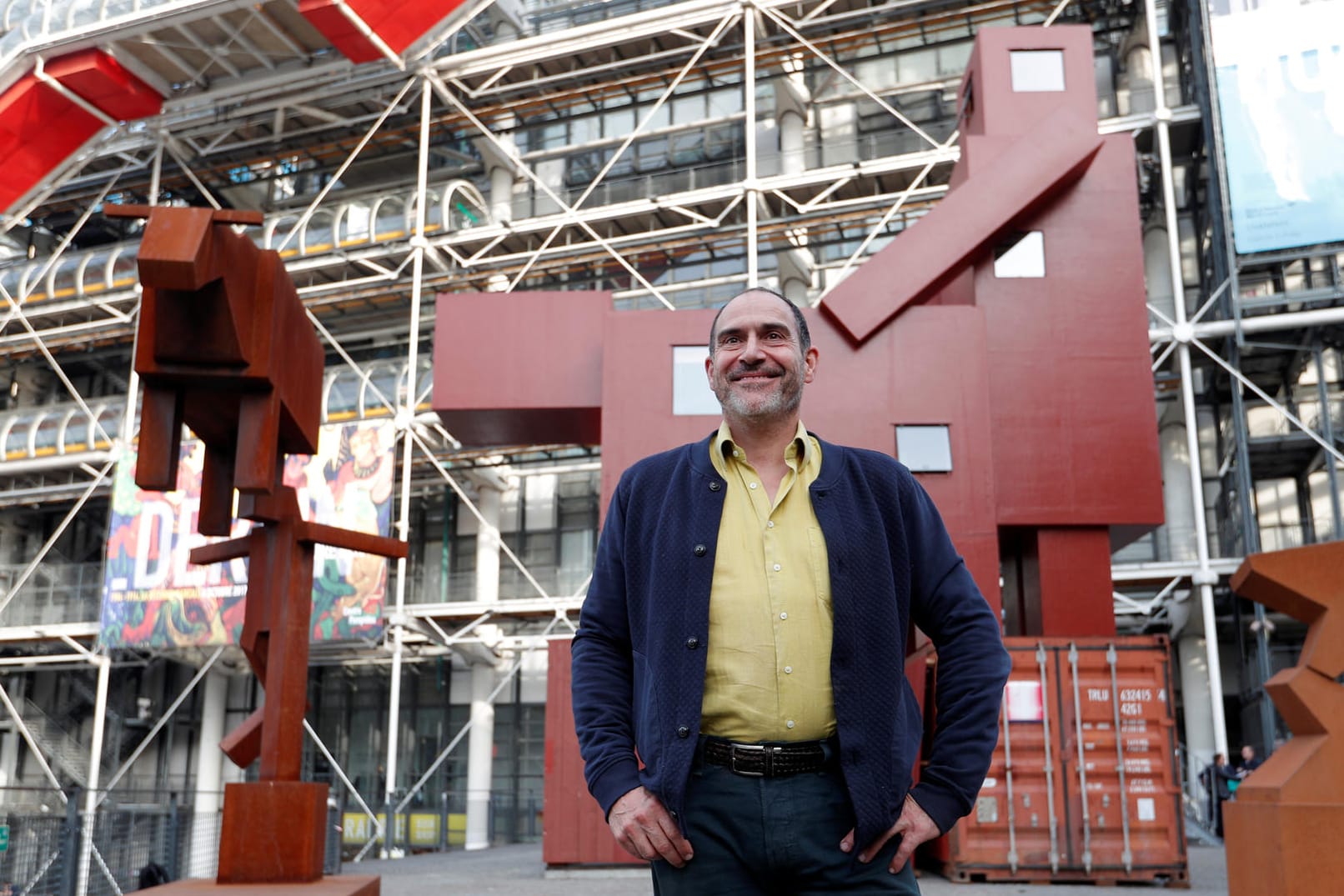 Der niederländische Joep van Lieshout vor seiner umstrittenen Skulptur "Domestikator": Das Kunstwerk hat nun vor dem Centre Pompidou eine neue Heimat gefunden.